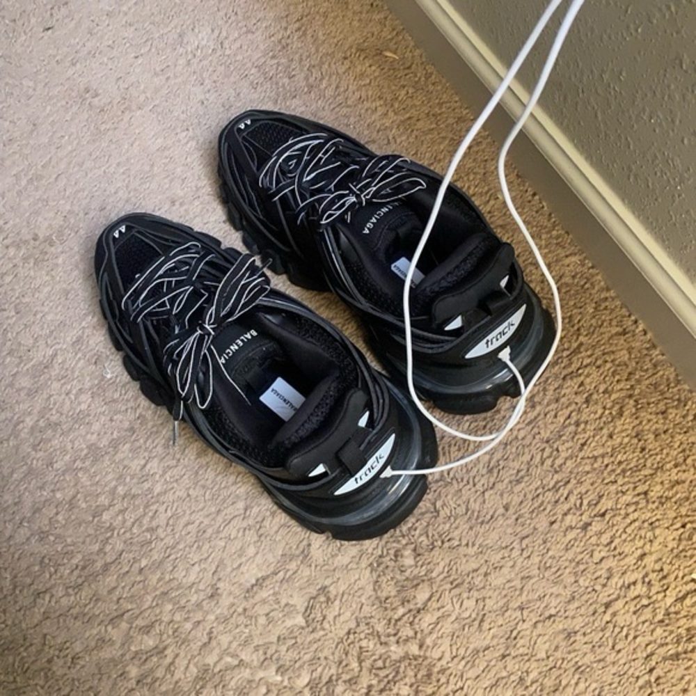 Kinda dirty comes with extra shoe lace and charger